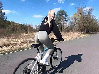 Auric rowerzystka pokazuje swojemu partnerowi brzoskwiniowego kolegę i rucha się w publicznym parku