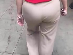 Chunky Swag GILF mexicain en pantalon robe beige VPL