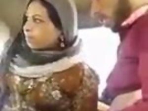 arab pelacur jilbab mengisap dan kacau di dalam mobil