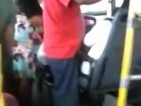 Orang tua menggosok di omnibus