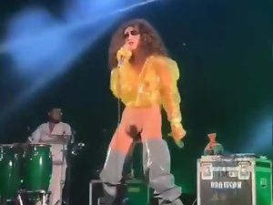 Penyanyi seksi berbulu telanjang publik pada konser panggung nos 4