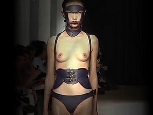 性感模特赤裸上身恋时尚时装秀