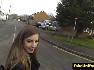 UK floosie succhia cazzo policemans not far from macchina della polizia