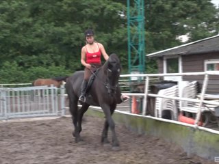 Nette Jugendliche aus Holland sind oben ohne und bereit sind, ihre Pferde zu reiten