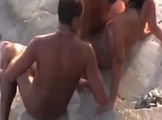Cockold dejar que numbing mierda a su esposa en numbing playa por un extraño