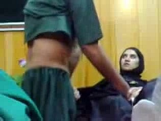 Junge pakistanische Mädchen Imprägnierte Away from An Pervert Doktor