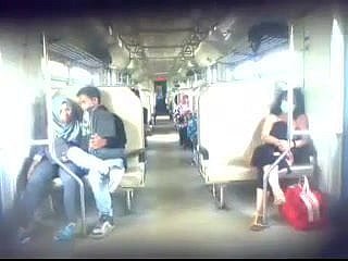 indonesian- ngintip jilbaber ciuman 단 grepe dalam kereta