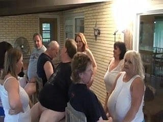 Matured BBW Sluts saugen Hahn in der Gruppe Spaß