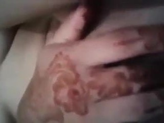 Arabische Marokkaanse henna spelen met haar kutje