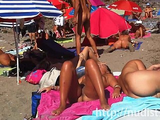Сексуальная нудистских дамы в одежде природы на пляже