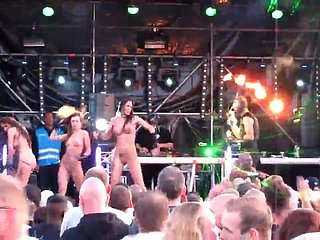 nackt auf der Bühne gogo Mädchen bei Rave-Techno-Konzert 2