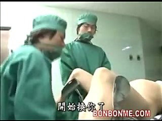 беременная мамаша Creampie трахает врач на операционном столе