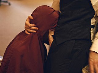 tasteful Ả Rập với bộ ngực tự nhiên được ngón tay và mặt fucked trước một nhà truyền giáo thô