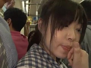 Japanischer Student bekommt ihre pochende Muschi nigh einem Bus gefingert