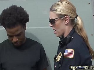 सेक्सी महिला पुलिस वाले बड़े काले डिक हो जाता है