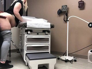 의사는 임신 환자와 섹스를 붙 잡았다